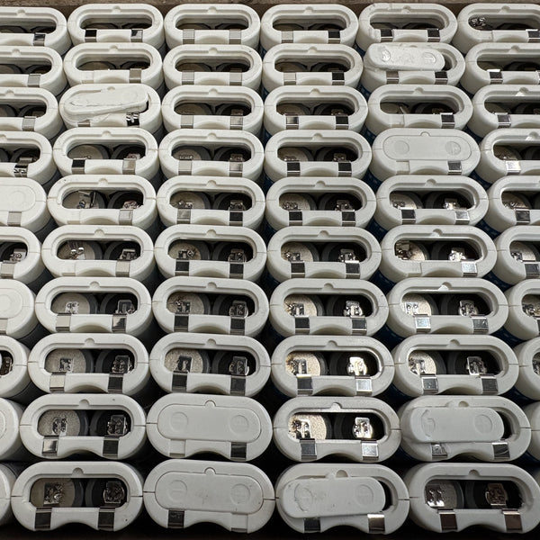 100x Batteries with 200x CR123A Non-Rechargeable Lithium 3V Cells