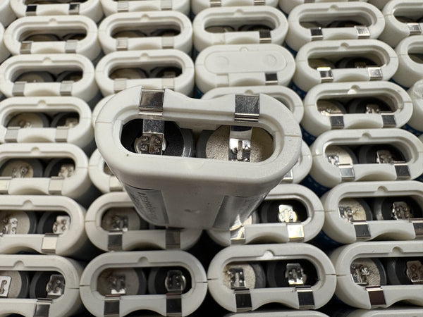 100x Batteries with 200x CR123A Non-Rechargeable Lithium 3V Cells
