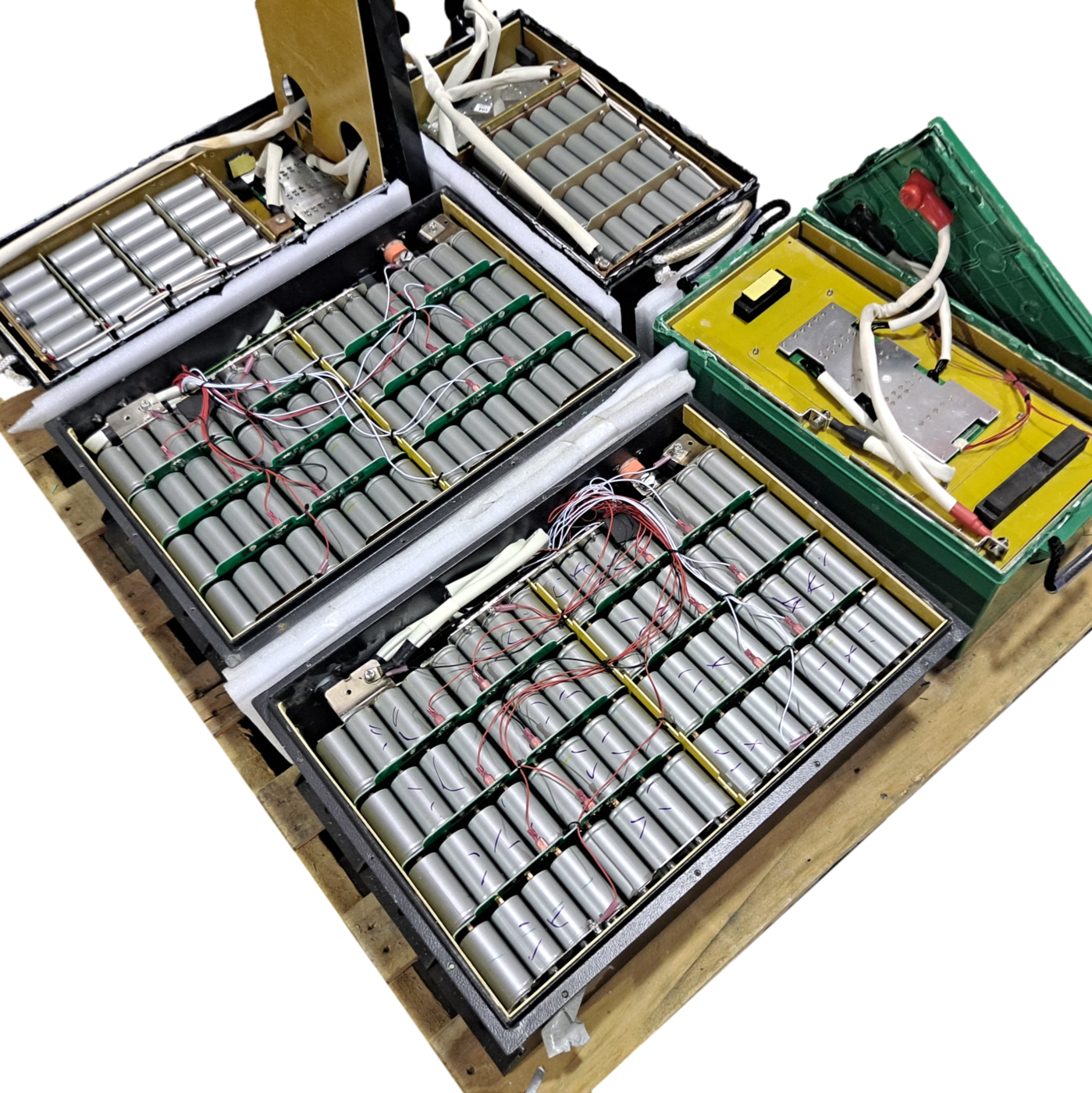 Pallet with 2x 48v 100ah, 2x 12v 200ah, 1x 12v 300ah